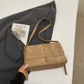 Borsa a tracolla minimalista in pelle scamosciata marrone con chiusura in oro e patta - Cachi