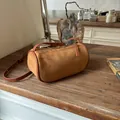 Elegante borsa a tracolla in finta pelle scamosciata marrone con cinturino regolabile. - Marrone