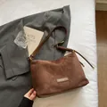 Sac fourre-tout rétro en daim marron pour femme avec bandoulière et logo en métal - Café sans pendentif