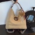 Sac fourre-tout polyvalent en daim beige avec anses marron et charmant ours en peluche - Avec Pendentif / Poche zippée