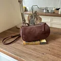 Borsa a cilindro minimalista in pelle scamosciata marrone scuro con bordi in pelle - Marrone