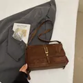 Borsa a tracolla minimalista in pelle scamosciata marrone scuro con fibbia in metallo - caffè