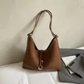 Minimalistische dunkelbraune Tragetasche aus Wildleder mit weißen Kontrastnähten - Braun