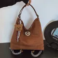 Sac à dos en daim marron avec logo M métallique et charmant pendentif ours - Avec Pendentif / Marron