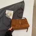 Borsa a tracolla in pelle scamosciata marrone con cuciture e fibbia dorata vintage - Marrone