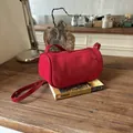 Borsa a tracolla cilindrica rossa minimalista in pregiata finitura scamosciata opaca - Rosso