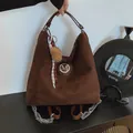 Sac à dos polyvalent en daim marron avec logo M, chaînes argentées et ourson - Avec Pendentif / Café