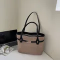 Bolso tote vintage de ante caqui con correas de cuero negro y cierre giratorio dorado - Caqui