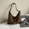 Dunkelbraune Wildleder-Hobo-Tasche mit Lederriemen und stilvollem Metallring - Braun