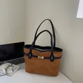 Bolso tote de cuero mate marrón con asas negras y detalles de hebilla metálica - Marrón