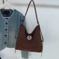 Σκούρα καφέ σουέτ τσάντα hobo μεγάλης χωρητικότητας με ασημένιο μεταλλικό λογότυπο M - Χωρίς μενταγιόν / Καφέ