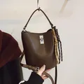 Bolso saco de cuero mate marrón oscuro con cierre giratorio plateado y colgante - Con Colgante / Marrón