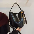 Bolso cubo negro brillante con cierre giratorio plateado y colgante de llave trenzado - Con Colgante / Negro
