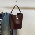 Bolso cubo retro de cuero marrón con cierre giratorio plateado y correa ajustable - Sin Colgante / Marrón