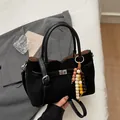 Sac à main bandoulière noir mat chic avec breloques perlées et doubles poignées - Noir avec pendentif