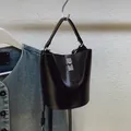 Bolso tipo cubo negro clásico con cierre giratorio de metal y correa ajustable - Sin Colgante / Negro