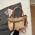 Sac à main beige en daim avec poignées marron et pendentif perles dans un décor élégant - Khaki Avec Pendentif