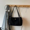 Klassische schwarze Boston-Tasche aus Wildlederimitat mit goldenen Metallteilen - Schwarz