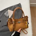 Sac à main en daim marron au design minimaliste avec fermoir argenté et charme en perles - Jaune brun avec pendentif