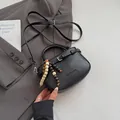 Bolso bandolera chic de cuero negro con colgante de madera y texto impreso - Negro Con Colgante