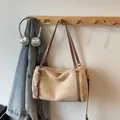 Beige Wildleder Boston Tasche mit braunen Lederriemen und Goldbeschlägen an einem Haken - Khaki
