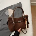 Sac à main en daim marron foncé avec lanières en cuir et un charme de style ethnique - Café avec Pendentif