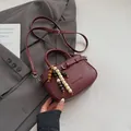 Bolso bandolera chic de cuero rojo vino con dije de cuentas y asa superior minimal - Rojo con colgante