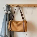 Braune Boston-Tasche aus Wildleder mit dunkelbraunen Ledergriffen an einem Haken - Braun
