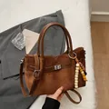 Bolso de mano marrón efecto ante con borla de cuentas y cierre de giro plateado - Marrón con colgante