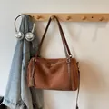 Braune Boston-Tasche aus Wildlederimitat mit Lederriemen im Retro-Bowling-Stil - Kaffeebraun