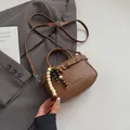 Bolso bandolera de cuero marrón con asas redondas y colgante de cuentas de colores - Marrón con Colgante
