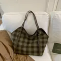 Sac cabas rétro à carreaux vert et marron avec grande capacité et anses en cuir foncé - Carreaux Verts Sans Pendentif