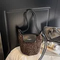 Bolso cubo chic con estampado de leopardo, solapa de cuero negro y asas finas - Negro