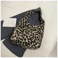 Tragetasche mit braunem Leopardenmuster aus Plüsch-Kunstpelz und breitem Gurt - Khaki Leopardenmuster