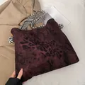 Retro-Shopper mit Burgunder-Leopardenmuster und schwarz-weiß gestreiften Seilgriffen - Leopardenmuster Lila