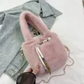 Detalle del bolso tipo cubo de pelo sintético rosa con perla y cinta de flores - Rosa