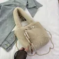 Detalle del bolso de peluche con perlas blancas, cinta floral y cadena dorada - Caqui