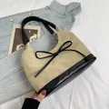 Bolso tipo cubo chic en contraste beige y negro con diseño decorativo de lazo - Caqui