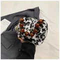 Pluche handtas met koeienprint, amberkleurige kralen handvat en metalen kettingriem - Wit Luipaard