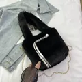 Detalle de bolso de peluche negro con asa de pañuelo de seda y elegante adorno de perla - Negro