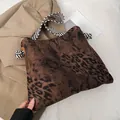 Retro-Tasche mit braunem Leopardenmuster und schwarz-weißem gewebtem Griff - Leopard Khaki