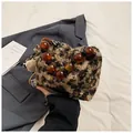 Pluche luipaardprint handtas met grote barnsteenkleurige hars kralen handvatten - Bruine luipaardprint