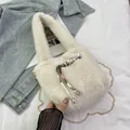 Detalle del bolso de peluche blanco crema con pañuelo de seda vintage y cadena dorada - Blanco Roto