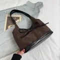 Bolso cubo retro de ante marrón con ribetes de cuero negro y detalle de lazo - Marrón
