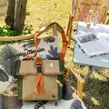 Outdoor-Umhängetasche in Armee-Grün und Sandfarben mit orangefarbenem Schnallenverschluss - Khaki