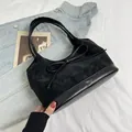 Bolso de hombro retro de ante negro con lazo de cuero y diseño de bolso tote urbano chic - Negro
