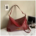 Große burgunderrote Schultertasche aus Kunstleder mit Vintage-Glanz und Logo-Plakette - Burgunderrot
