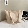 Borsa tote in pelle testurizzata bianco crema con hardware dorato e logo HOCOMU - Bianco Sporco