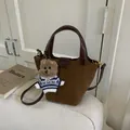 Sac seau en daim marron foncé au fini vintage avec un joli pendentif en forme d'ours - Café Avec Pendentif