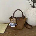 Sac seau vintage en daim marron avec poignée et charmant pendentif d'ours bleu - Marron avec Pendentif